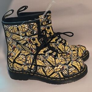 🆕️ Dr. Martens Butterfly Boots NWOT/NWOB Size 7